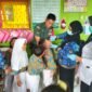 Foto : Babinsa Koramil 03/Kraton, Serda Didit Zulianto, bersinergi dengan bidan desa setempat menggelar Pekan Imunisasi Nasional (PIN) Polio