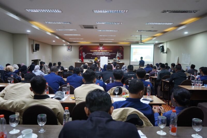 Foto : Acara Training of Trainers (TOT) kepada PPK dan PPS se-Kota Batu, di Hotel Samara.
