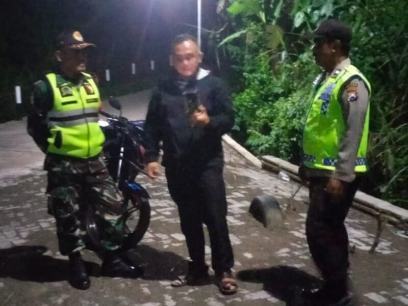 Foto : Tiga Pilar Desa Tamiajeng Kecamatan Tumpang turut serta dalam melakukan sambang pemukiman warganya
