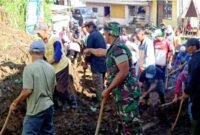 Foto : Kerja Bhakti yang dilakukan warga bersama Babinsa 0819/26 Tosari, pasca bencana tanah longsor