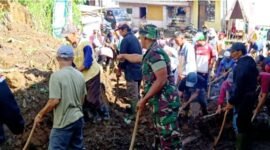 Foto : Kerja Bhakti yang dilakukan warga bersama Babinsa 0819/26 Tosari, pasca bencana tanah longsor