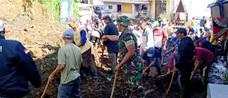 Foto : Kerja Bhakti yang dilakukan warga bersama Babinsa 0819/26 Tosari, pasca bencana tanah longsor
