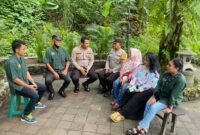 Foto : Kapolsek Tumpang AKP Achmad Zainuddin, S.H.M.M bersama anggota patroli tempat wisata di Lembah Tumpang 
