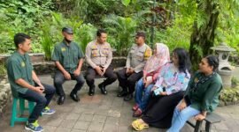 Foto : Kapolsek Tumpang AKP Achmad Zainuddin, S.H.M.M bersama anggota patroli tempat wisata di Lembah Tumpang 
