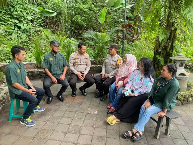Foto : Kapolsek Tumpang AKP Achmad Zainuddin, S.H.M.M bersama anggota patroli tempat wisata di Lembah Tumpang 