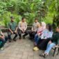 Foto : Kapolsek Tumpang AKP Achmad Zainuddin, S.H.M.M bersama anggota patroli tempat wisata di Lembah Tumpang 