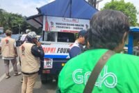 Foto : Ripki Foundation bagi-bagi makan siang gratis di jalan Sukarno Hatta Kota Malang