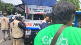Foto : Ripki Foundation bagi-bagi makan siang gratis di jalan Sukarno Hatta Kota Malang