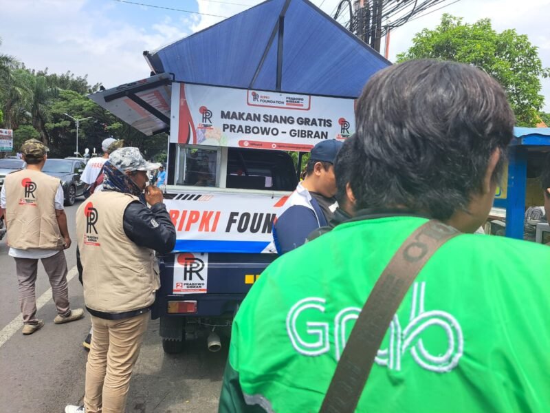 Foto : Ripki Foundation bagi-bagi makan siang gratis di jalan Sukarno Hatta Kota Malang