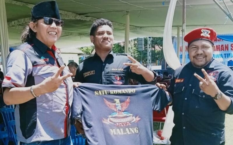Foto : Ketua DPC GRIB JAYA Malang Damanhury Jab, didampingi Wakil Ketua DPC GRIB JAYA Malang Marsel, saat berpose bersama Ketua Madas Malang Ashadi