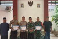 Foto : Bhabinkamtibmas,Polisi RW Polres Pasuruan Kota, dan Babhinsa terima piagam penghargaan