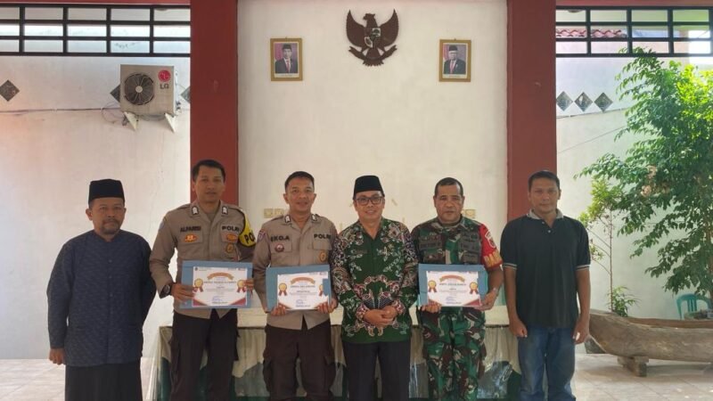 Foto : Bhabinkamtibmas,Polisi RW Polres Pasuruan Kota, dan Babhinsa terima piagam penghargaan