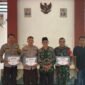 Foto : Bhabinkamtibmas,Polisi RW Polres Pasuruan Kota, dan Babhinsa terima piagam penghargaan