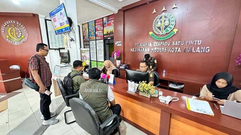 Foto : Bawaslu Kota Malang bersama Sentra Gakkumdu) melimpahkan berkas perkara ke Kejari Kota Malang