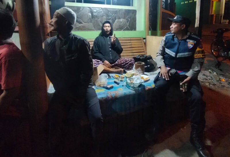 Foto : Bhabinkamtibmas Polsek Tumpang Polres Malang, Bripka Herri Kuswanto, melaksanakan kegiatan sambang ke warga binaan di Desa Duwet