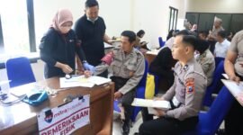 Foto : Personel Polres Malang cek kesehatan berkala menjelang pengamanan Pemilu 2024