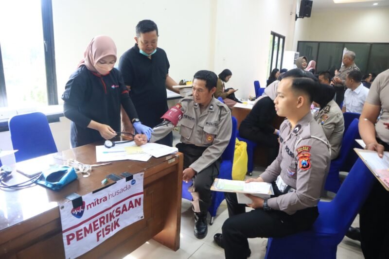 Foto : Personel Polres Malang cek kesehatan berkala menjelang pengamanan Pemilu 2024