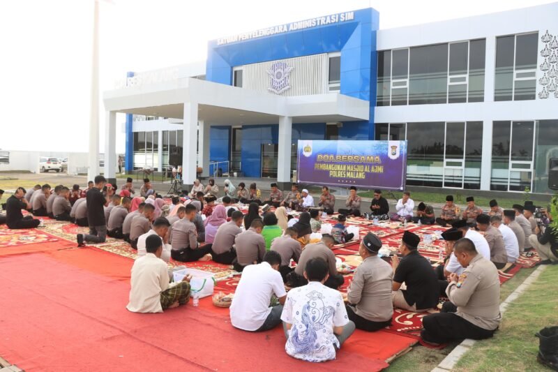 Foto : Kapolres Malang, AKBP Putu Kholis Aryana bersama jajaran gelar doa bersama jelang pembangunan Masjid  Al Ajmi