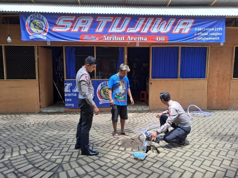 Foto : Polres Maang berikan bantuan Pompa Air Portable