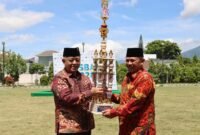 Foto : Bupati Malang Drs.H.M Sanusi M,M menyerahkan piala bergilir pada Festival Bani Hasyim (FESBAS) 2024