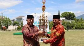 Foto : Bupati Malang Drs.H.M Sanusi M,M menyerahkan piala bergilir pada Festival Bani Hasyim (FESBAS) 2024
