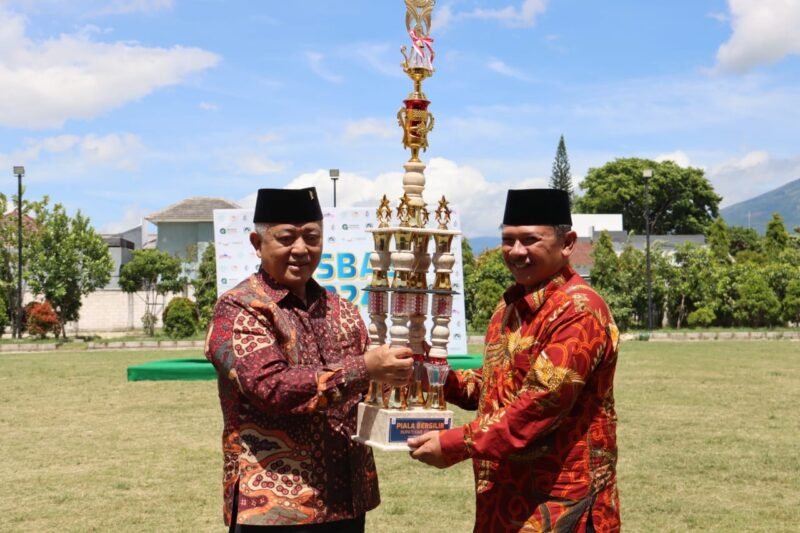 Foto : Bupati Malang Drs.H.M Sanusi M,M menyerahkan piala bergilir pada Festival Bani Hasyim (FESBAS) 2024