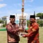 Foto : Bupati Malang Drs.H.M Sanusi M,M menyerahkan piala bergilir pada Festival Bani Hasyim (FESBAS) 2024