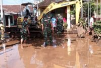 Foto : Personil Koramil 0819/15 Winongan bersama dengan BPBD dan masyarakat masih terus melakukan  pembersihan lumpur dan material denga alat berat