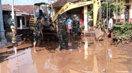 Foto : Personil Koramil 0819/15 Winongan bersama dengan BPBD dan masyarakat masih terus melakukan  pembersihan lumpur dan material denga alat berat