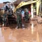 Foto : Personil Koramil 0819/15 Winongan bersama dengan BPBD dan masyarakat masih terus melakukan  pembersihan lumpur dan material denga alat berat