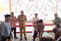 Caption. Wakil Kepala Kepolisian Resor Malang saat peletakan batu 
pertama pembangunan gereja disaksikan Wakil Bupati Malang Didik Gatot Subroto 