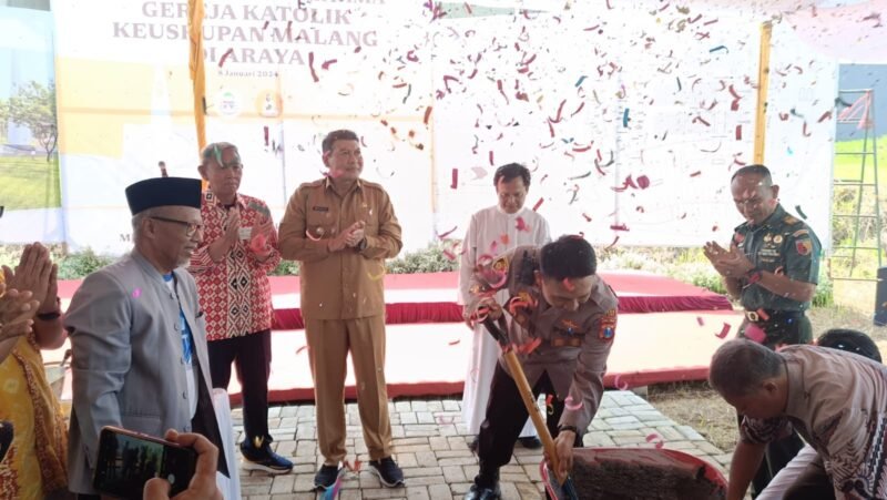 Caption. Wakil Kepala Kepolisian Resor Malang saat peletakan batu 
pertama pembangunan gereja disaksikan Wakil Bupati Malang Didik Gatot Subroto 