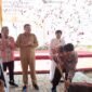 Caption. Wakil Kepala Kepolisian Resor Malang saat peletakan batu 
pertama pembangunan gereja disaksikan Wakil Bupati Malang Didik Gatot Subroto 