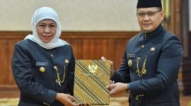 Foto : Gubernur Jawa Timur, Khofifah Indar Parawansa menyerahkan Surat Keputusan Menteri Dalam Negeri Nomor 100.2.1.3-72 Tahun 2024 Tentang Perpanjangan Masa Jabatan Penjabat (Pj) Walikota Batu 
