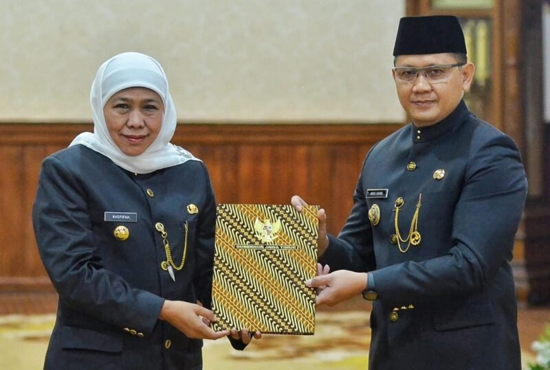 Foto : Gubernur Jawa Timur, Khofifah Indar Parawansa menyerahkan Surat Keputusan Menteri Dalam Negeri Nomor 100.2.1.3-72 Tahun 2024 Tentang Perpanjangan Masa Jabatan Penjabat (Pj) Walikota Batu 