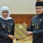 Foto : Gubernur Jawa Timur, Khofifah Indar Parawansa menyerahkan Surat Keputusan Menteri Dalam Negeri Nomor 100.2.1.3-72 Tahun 2024 Tentang Perpanjangan Masa Jabatan Penjabat (Pj) Walikota Batu 
