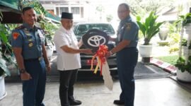 Foto : Bupati Malang, Drs. H. M. Sanusi, M.M  memberikan hibah satu unit mobil operasional kepada TNI AL 