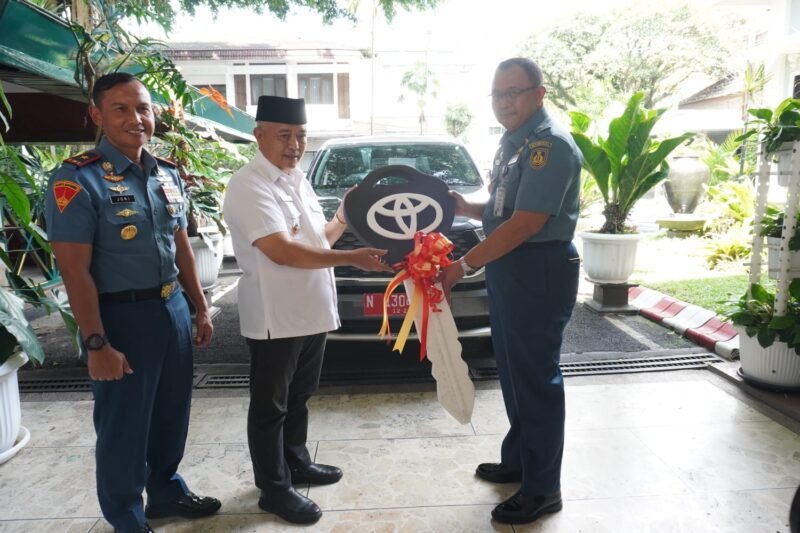 Foto : Bupati Malang, Drs. H. M. Sanusi, M.M  memberikan hibah satu unit mobil operasional kepada TNI AL 