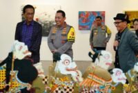 Foto: Kapolri Jenderal Listyo Sigit Prabowo didampingi oleh Gubernur DIY Sri Sultan Hamengku Buwono X menghadiri dan melihat pameran hasil karya seni rupa 