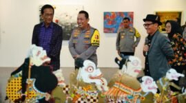 Foto: Kapolri Jenderal Listyo Sigit Prabowo didampingi oleh Gubernur DIY Sri Sultan Hamengku Buwono X menghadiri dan melihat pameran hasil karya seni rupa 