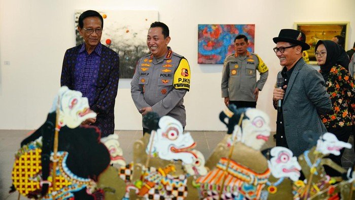 Foto: Kapolri Jenderal Listyo Sigit Prabowo didampingi oleh Gubernur DIY Sri Sultan Hamengku Buwono X menghadiri dan melihat pameran hasil karya seni rupa 