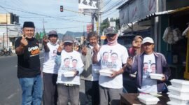 Foto : relawan Prabowo-Gibran yang tergabung dalam GenYZ Sinar Pagi gelar Jumat Berkah dengan membagikan ribuan nasi kotak 