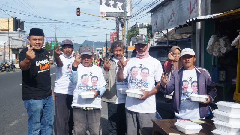 Foto : relawan Prabowo-Gibran yang tergabung dalam GenYZ Sinar Pagi gelar Jumat Berkah dengan membagikan ribuan nasi kotak 