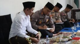 Foto : Kapolres Malang, AKBP Putu Kholis Aryana, didampingi oleh pejabat utama Polres dan Pengasuh Pondok Baitul Mukhlasin saat giat Jumat Curhat
