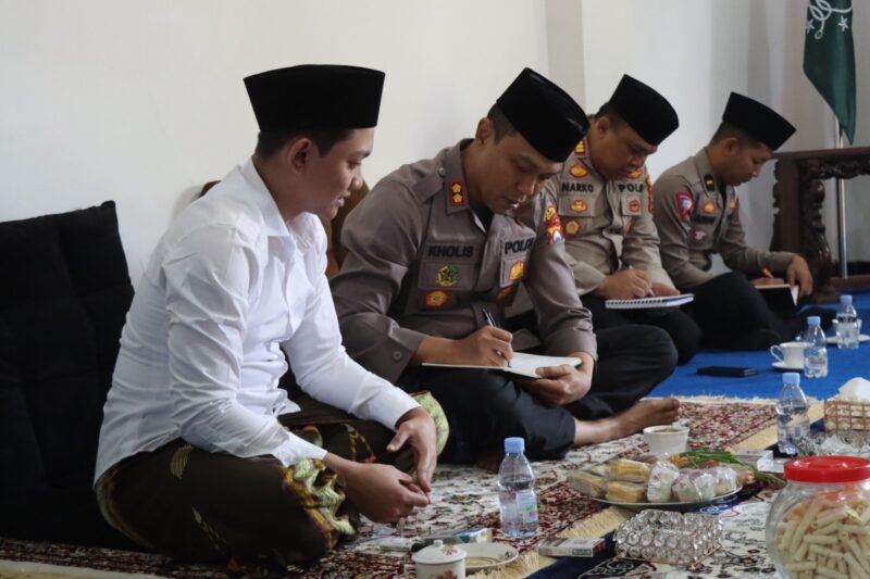 Foto : Kapolres Malang, AKBP Putu Kholis Aryana, didampingi oleh pejabat utama Polres dan Pengasuh Pondok Baitul Mukhlasin saat giat Jumat Curhat