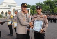 Foto : , Kapolres Pasuruan AKBP Bayu Pratama Gubunagi, S.H., S.I.K., M.Si. saat memberikan reward ke anggota