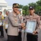 Foto : , Kapolres Pasuruan AKBP Bayu Pratama Gubunagi, S.H., S.I.K., M.Si. saat memberikan reward ke anggota