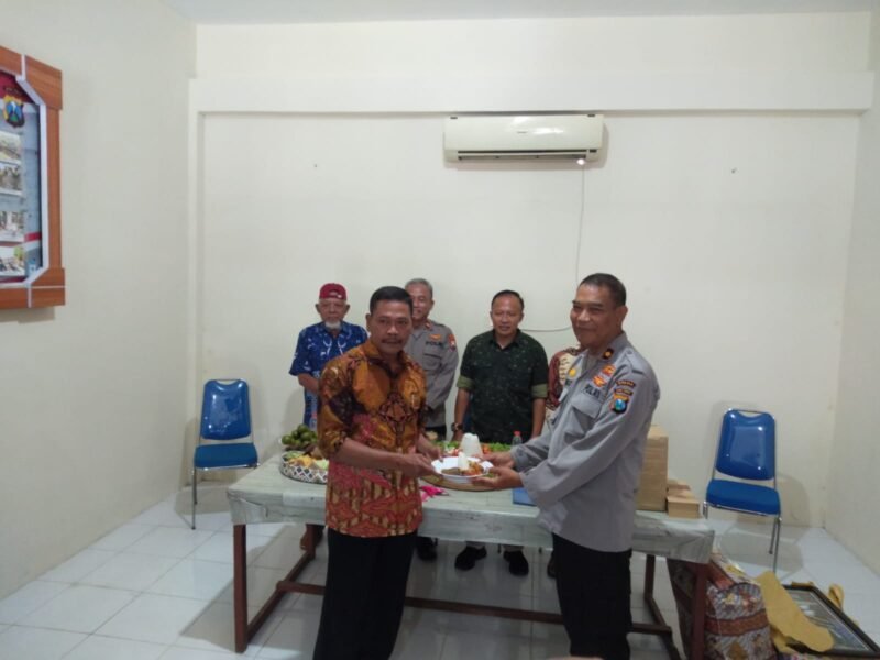 Foto : Camat Turen, Tris Sulawanto, M.Si sambut Kapolsek Turen yang baru Kompol. Heri Subagyo 