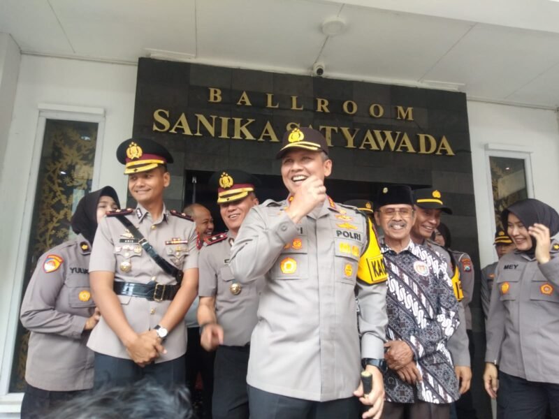 Foto : Kaporesta Malang Kota Kombes Pol Budi Hermanto didampingi Kasat Lantas yang baru Kompol Aristianto Budi Sutrisno