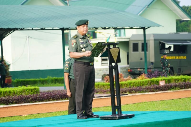 Foto : Irdivif 2 Kostrad Brigadir Jenderal TNI Eventius Teddy Danarto saat membacakan amanat Panglima TNI